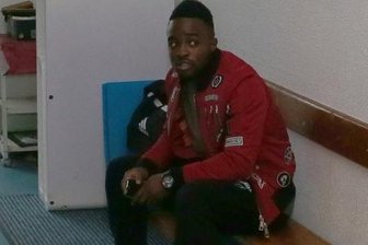 Auf der Suche nach neuem Glück - Reagy Ofosu sitzt beim CFC auf gepackten Koffern.