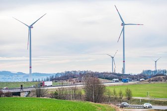 Auf der Suche nach Platz für Windräder: Das kommt auf die Region Zwickau zu - Die Windräder an der Autobahn 72, nahe der Abfahrt Zwickau-Ost, auf Friedrichsgrüner Flur, sind weithin sichtbar. Mit dem Raumordnungsplan Wind will der Regionale Planungsverband Chemnitz Flächen ausweisen, auf denen Windenergieanlagen errichtet werden können.