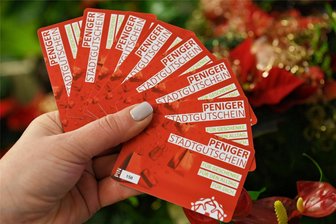 Auf der Suche nach Weihnachtsgeschenken: Welche neue Idee die Stadt Penig hat - Die Stadt Penig hat ihren eigenen Stadtgutschein herausgebracht. Etliche Händler und Gewerbetreibende akzeptieren diesen.