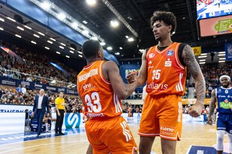 Auf der vorletzten Rille: Niners Chemnitz mit kleiner Rotation und ganz viel Kampfgeist zum Sieg - Es geht nur gemeinsam: Roman Bedime zieht Eric Washington vom Boden nach oben. Gemeinsam haben die Niners Chemnitz das Spiel bei den Rostock Seawolves gewonnen.