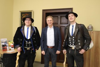 Auf der Walz in Crimmitschau: Rathauschef begrüßt Handwerksgesellen - Fabio (l.) und Franz haben sich mit Oberbürgermeister André Raphael für ein Erinnerungsfoto aufgestellt.