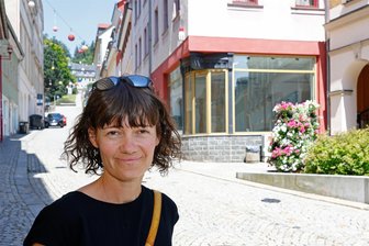 Auf der Weinkellerstraße in Hohenstein-Ernstthal sollen flexibel nutzbare Arbeitsplätze entstehen - Unternehmerin Janine Lahr auf der Weinkellerstraße, wo im Geschäft im Hintergrund ein Co-Working-Space geplant ist.