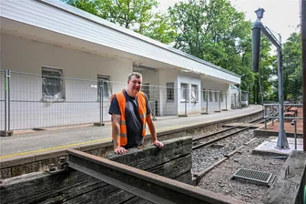 Auf der Zielgeraden: Bauarbeiten bei Chemnitzer Parkeisenbahn kurz vor Abschluss - Nur noch wenige Wochen sind es bis zur Eröffnung des umgebauten Bahnhofsgebäudes der Parkeisenbahn im Küchwald. Der Technische Geschäftsführer, Tim Zolkos, steht vor dem fast fertiggestellten Gebäude. Ein Jahr vor dem 70-jährigen Jubiläum der Parkeisenbahn ist er froh, dass die Bauarbeiten bald beendet sind.