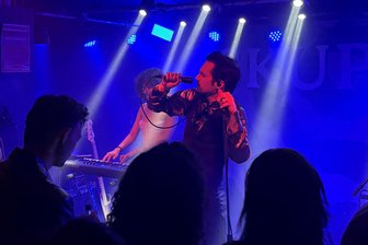 Auf Deutschland-Tour: Chemnitzer Synthpop-Barde Skuppin stellt „Weltschmerz“-EP vor - Skuppin im Konzert.