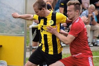 Auf die Aufholjagd folgt der Kurzurlaub - Eine 3:0-Führung hergeschenkt: Der SC Altmittweida, hier mit Toni Nowack (l.) gegen Conor Kirsten, unterlag dem SSV Königshain-Wiederau.