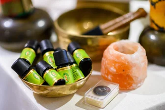 Auf die Aura kommt es angeblich an: Welche Heilversprechen auf der Messe „Balance & Spirit“ in Chemnitz gemacht werden - Heilsteine und Duftöle gehören zu den harmloseren Angeboten auf der „Balance & Spirit“.