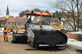 Auf die Muldenbrücke in Lunzenau kommt Asphalt: Wann ist hier wieder freie Fahrt? - An der Muldenbrücke baute die Asphalt-Bau Chemnitz ABC Tief- und Straßenbau GmbH am Mittwoch Asphalt ein.