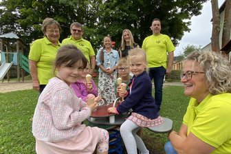 Auf die Plätze, fertig, Rotschau: Wie das Vogtland-Dorf einen Preis für seine Kids gewann - Große Freue bei Jung und nicht mehr ganz so Jung auf dem Rotschauer Spielplatz.