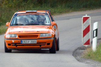 Auf die Plätze, fertig, Schotter – los: Trio vom MC Grünhain fährt um die Cup-Krone mit - Ein Bild aus längst vergangenen Tagen: Bei der 6. Rallye Grünhain im Jahr 2009 gehörten Pierre Günther und Patrik Triemer zu den 110 Startern. Damals im Opel Astra geht Günther diesen Sonnabend im Honda Civic und mit Co-Pilotin Susann Gebauer beim Schottercup in die Vollen.
