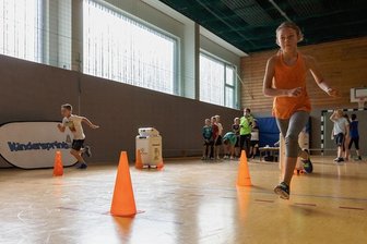 Auf die Plätze: Sprinten für die Gesundheit - An der Grundschule an der Riesenburg in Annaberg-Buchholz flitzten die Schüler der Klasse 3/2 vor Kurzem um die Wette. Eigentlich eher gegen die Uhr. Denn der Verein Explika aus Leipzig hatte wie bei den Profis automatische Zeitmesser mitgebracht, die die Erfolge exakt dokumentierten. Von Runde zu Runde wurden die Teilnehmer immer schneller. Die Grundschule war schon oft beim Kindersprint-Laufparcours dabei. Neben der gelaufenen Zeit werden auch Reaktionsschnelligkeit und Antrittsgeschwindigkeit gemessen. All das soll die Kids zu mehr Bewegung motivieren. Dafür erhielt die Schule auch eine Kiste mit vielen Sportmaterialien wie Bälle, Spiele und Frisbee. Spielend in Bewegung kommen, so die Idee.aed