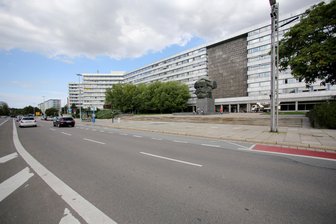 Auf die Straße uriniert und Polizisten angegriffen -