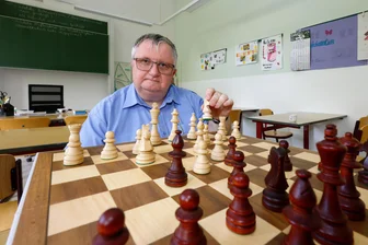 „Auf die Toilette gehe ich nicht mit“: Sachsens Schachpräsident ist Hauptschiedsrichter beim Turm Open im Rahmen des Kulturhauptstadtjahres - André Martin ist nicht nur Vorsitzender des Glauchauer Schachclubs. Er steht auch dem sächsischen Verband vor und ist als internationaler Schiedsrichter tätig.