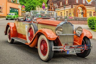 Auf diese Oldtimer können sich die Erzgebirger und Vogtländer freuen - Klaus Kleinertz ist ein Wiederholungstäter - hier bei der Wertung in Seiffen im vergangenen Sommer. Er nimmt bereits zum dritten Mal an der Meister-Classic teil. Sein Oldtimer, Baujahr 1929, ist ein Packard Straight Eight Golfers Roadster - mit Schwiegermuttersitz und eigener Klappe für die Golftasche. 