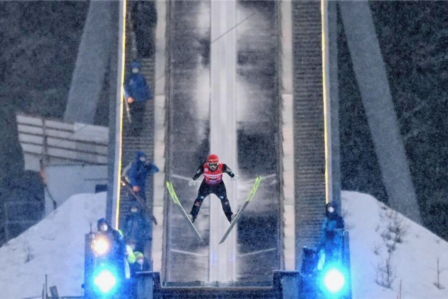Auf diese Skisport-Höhepunkte dürfen sich die Fans in Sachsen freuen - Die weltbesten Skispringer (im Foto Markus Eisenbichler) heben im kommenden Winter erneut in der Vogtland-Arena ab.