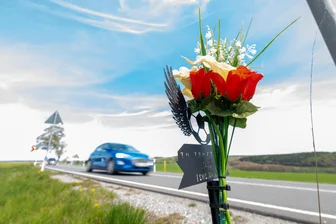 Auf diesen Straßen im Vogtland gab es 2025 tödliche Verkehrsunfälle - Erinnerung an tödlichen Unfall im Vogtland: Auch im vergangenen Jahr kamen im Landkreis mehrere Menschen bei Verkehrsunfällen ums Leben.