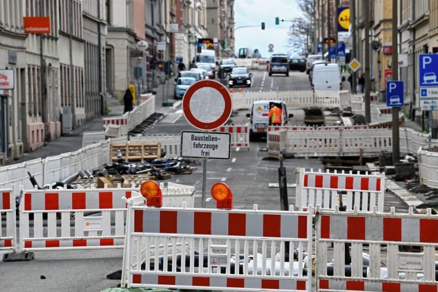 Auf diesen Straßen wird gebaut - Wegen Bauarbeiten am Fernwärmenetz ist auf der Hainstraße aktuell kein Durchkommen. 