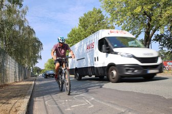 Auf diesen Zwickauer Straßen ist es für Radfahrer gefährlich - Der Radweg auf der Bürgerschachtstraße ist schon lange keiner mehr. Entsprechende kritisch ist es dort für Radfahrer, wenn sie von Autos überholt werden und der Mindestabstand von 1,50 Meter nicht eingehalten wird. In der Situation auf dem Foto könnte es reichen.