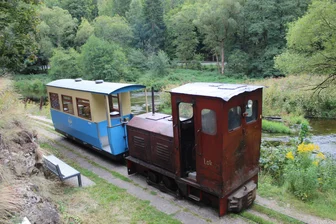 Auf dieser Kleinbahn im Vogtland fuhr zu DDR-Zeiten immer ein Grenzsoldat mit - Die Blankenberger Diesellok mit dem blauen Salonwagen der Parkbahn aus Plauen.