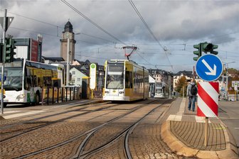 Auf dieser Plauener Baustelle wird in Kürze auch nachts gearbeitet - Noch fahren die Straßenbahnen planmäßg über die Neue Elsterbrücke.