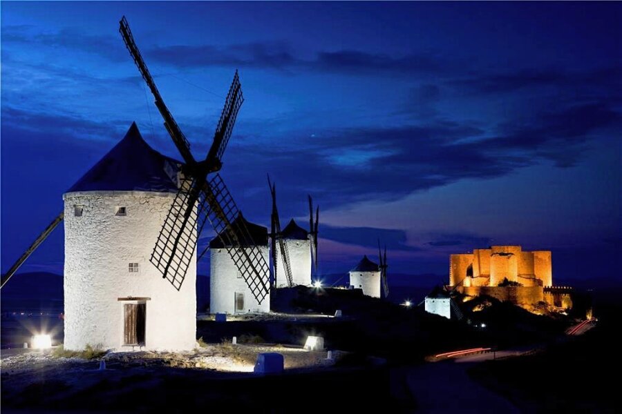 Auf Don Quijotes Spur - Die Windmühlen von Consuegra, gegen die Don Quijote einst kämpfte, weil er sie für böse Riesen hielt. Heute sind die letzten 12 Mühlen und die benachbarte Festung eine touristische Attraktion und Bestandteil der touristischen Don-Quijote-Route. 