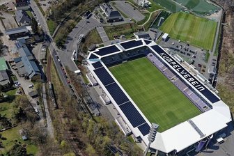 Auf eigene Faust: Fans des FC Erzgebirge Aue wollen Gerd-Schädlich-Platz eröffnen - Das Erzgebirgsstadion aus der Luft. Oben die Westtribüne. Dahinter die von der großen Freitreppe verbundenen Plätze, die die Fans am Sonnabend dem verdienstvollen Trainer, der im Januar gestorben war, widmen wollen. 