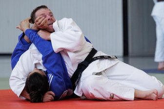 Auf eigenen Matten in guter Form - Jörg Weichelt von der HSG Mittweida (in Weiß), hier gegen einen Aktiven aus Zittau, gewann bei der Landesmeisterschaft zweimal Silber. Rund 50 Starter gingen am Samstag in Mittweida in die Wettkämpfe.