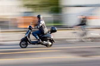 Auf ein Auto eingetreten: Treiben Moped-Rowdys im Vogtland ihr Unwesen? - Mopedfahrer sollen sich im Vogtland daneben benommen haben.