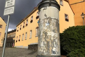 Auf ein Wort zu Schlagzeilen - Die Litfaßsäule in Oederan an der Kirche steht sinnbildlich für ein Jahr, in dem es vermeintlich kaum etwas Gutes anzukündigen oder zu berichten gab. Schlagworte bezogen sich oft auf die Pandemie, den Virus oder die Verordnungen des Staates.