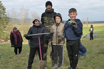 Auf einem Stück Wiese im Erzgebirge soll ein kleiner Wald neu entstehen - Marvin, Emil und Lenny (vorn von links) waren mit Klassenlehrer Andreas Liebich bei der Pflanzaktion bei Bockau dabei.