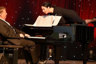 Auf einen Plausch mit Katrin Weber - Katrin Weber in ihrem Element - so lieben sie ihre Fans. An ihrer Seite der Pianist Rainer Vothel.