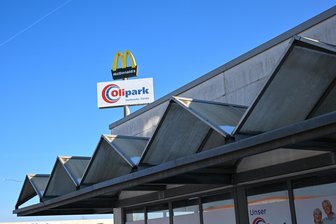 „Auf einer Baustelle kann kein Geschäft betrieben werden“: Diska-Aus wirbelt Umbaupläne im Olipark an A4 durcheinander - Der Olipark in Lichtenau an der A4 vor den Toren von Chemnitz mit seiner markanten Werbung für das Einkaufszentrum mit McDonalds-Imbiss.