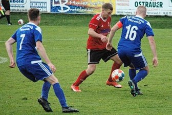 Auf Ekstase folgt die Ernüchterung - Dichte Mittweidaer Reihen: Für die Langenauer Fußballer, hier mit Christopher Martin (in Rot) gegen Germania-Kapitän Franz Weinert (r.), gab es in der Offensive kaum ein Durchkommen. 