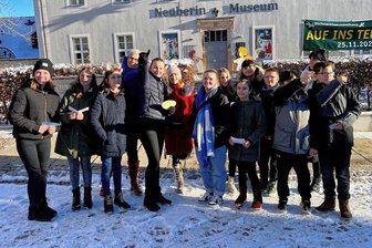 Auf Englisch: Reichenbacher Sechstklässler führen ihren Gast durch die Stadt - Dorcas Raber (Mitte mit Schal) wurde eine besondere Ehre zuteil.