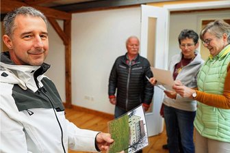 Auf Entdeckertour in Langenhessen und Langenbernsdorf - Malermeister Ralf Enke führte durch die sanierten Räumlichkeiten des ehemaligen Stallgebäudes in Langenbernsdorf. 