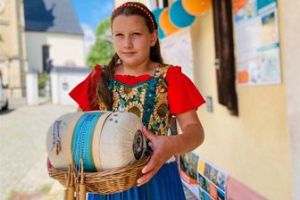 Auf Entdeckungsreise durchs Erzgebirge: Elterlein gibt Mitmach-Tour frei - Miriam Möckel ist für die Eröffnung von „Barbaras Mitmach-Tour“ in Elterlein in die Rolle von Barbara Uttmann geschlüpft. Sie spielt auf dem Rundweg eine tragende Rolle.