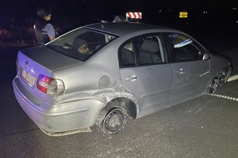 Auf Felgen auf der A 4 bei Meerane unterwegs - Der stark beschädigte VW.