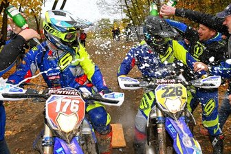 Auf Feuerwerk folgt Riesenjubel - Grenzenloser Jubel im Ziel: Hamish Macdonald (Startnummer 176) und Luca Fischeder (226) werden vom Sherco-Team gebührend gefeiert. Beide hatten mit ihren Titeln bei der diesjährigen Deutschen Enduro-Meisterschaft für den bislang größten Erfolg der Flöhaer Truppe gesorgt.