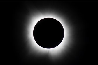 Auf Finsternisjagd in den USA: Rodewischs Sternwartenchef schrubbt tausende Meilen für Naturschauspiel - Die Sonne versteckt sich hinter dem Mond. Nur noch ihre wunderschöne Korona ist sichtbar. Die Aufnahme von der totalen Sonnenfinsternis hat Olaf Graf mit Vollformatkamera am 8. April von Arkansas aus gemacht.