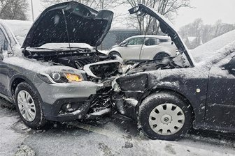 Auf glatter Fahrbahn: Schwerer Verkehrsunfall an der Plauener Plamag - Frontal zusammengestoßen sind ein Suzuki und ein Skoda am Donnerstagvormittag in Plauen.