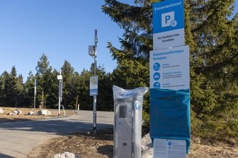 Auf größtem Parkplatz am Fichtelberg startet Überwachung per Kamera - Am Freitag startet auf dem Parkplatz an der Skiarena das Parksystem mit Videoüberwachung.