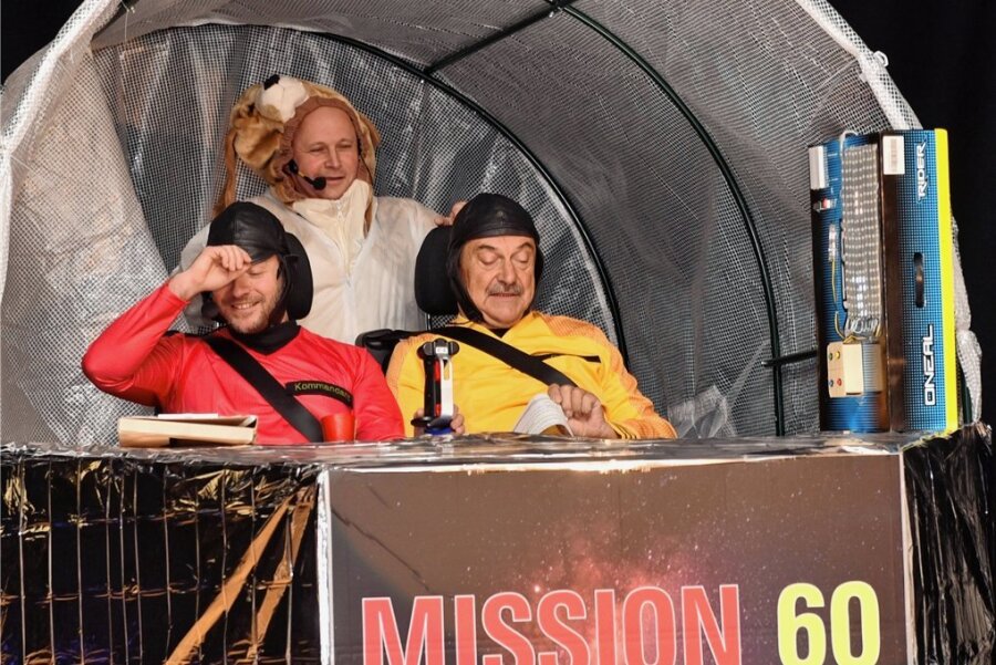 Auf großer Mission:  Breitenauer Carnevalsclub feiert 60. - Unter dem Motto "Mission 60" gingen die Breitenauer Narren auf Weltraumreise. René Schneider (l.) und Bernd Uhlich (r.) steuerten das Raumschiff. Dirk Reichardt (M.) war Forschungskosmonaut. 