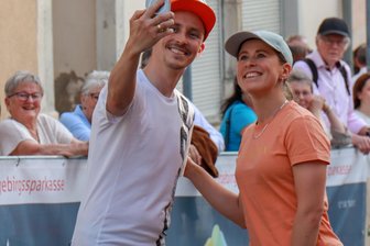 Auf Heimatbesuch: Erzgebirgische Olympiasieger zwischen Training und Fans - Ein Selfie mit und für zwei Olympiasieger: Eric Frenzel und Katharina Hennig-Dotzler beim Citysprint in Annaberg-Buchholz.