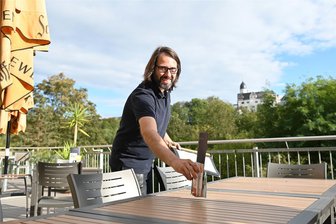 Auf heißes Wochenende folgt Herbstauftakt: Ist Schluss mit den Biergärten im Raum Rochlitz? - Alexander Simon bereitet den Freisitz des „Muldenschlösschens“ in Rochsburg vor. Bei passenden Wetter hat man von der Terrasse einen tollen Blick auf die Rochsburg.