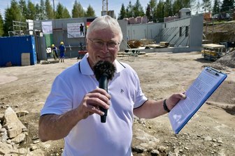 Auf Hirschkopf in Carlsfeld entsteht neues Aktivzentrum: Wer der Betreiber wird - Christoph Beetz ist Ortsvorsteher von Carlsfeld und Vorsitzender des örtlichen Skiclubs. Im Hintergrund im August vergangenen Jahres im Bau: das Aktivzentrum auf dem Hirschkopf.