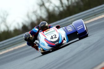 Auf historischer Rennstrecke in Le Mans: Hohenstein-Ernstthaler landet bei Seitenwagen-WM zweimal in den Top Ten - Lennard Göttlich und sein Beifahrer Lucas Krieg – hier bei einem früheren Rennen – bilden seit einigen Jahren ein erfolgreiches Team.