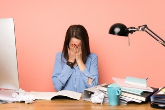 Auf Homeschooling folgt Dauerstress im Klassenzimmer: "Wir sind extrem fertig" - In den letzten Wochen des Schuljahres sammeln die Lehrer Zensuren fürs Zeugnis. Laut Kultusministerium ist das Eingewöhnen in den Schulalltag aber wichtiger nach der Coronazeit.