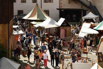 Auf in den April! Von Kunsthandwerk bis Ritterspektakel in Mittelsachsen - Mittelalterspektakel auf Schloss Rochlitz ist beliebt: Ein Blick auf den Burghof.