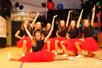 Auf in den Sommerurlaub bei den Burkersdorfer Narren - Die Frauenmannschaft des Burkersdorfer Narrenclubs ist in Beachparty-Laune.