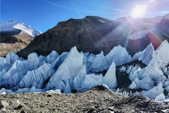 Auf ins Abenteuer Glück - Abenteuer machen viele glücklich. Ob Bergsteigen oder ein neues Hobby -meist reicht ein kleiner Ausbruch aus dem Alltag.