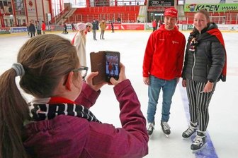 Auf Jagd nach Erinnerungsfotos - Lisa-Marie Kahl (l.) fotografiert die Eispiraten-Spieler - hier André Schietzold - mit ihrer großen Schwester Klara-Sophie.